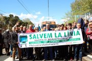 Imatge dels concentrats en el tall de la via de l'estació de Salou durant la protesta.