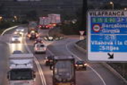 Pla obert de cotxes i camions parats en un dels trams de la N-340 afectats pel tall de carretera.