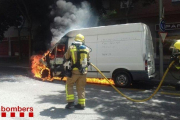 Imatge d'un Bomber treballant per apagar la furgoneta incendiada.