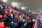 Imatge dels aficionats de l'Olot que es van desplaçar al Nou Estadi, a la tribuna.