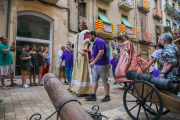 Imatge d'un dels moments de la Cercavila, amb el canó restaurat a la dreta.