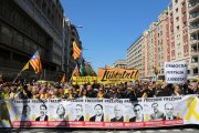 Pla general d'una de les pancartes exhibides a la manifestació de Democràcia i Convivència del 15 d'abril de 2018.