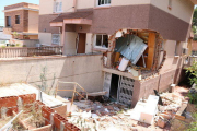 Detall de la destrossa de la deflagració en una de les parets de la casa de Segur de Calafell, el 14 de maig del 2017.