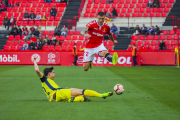 Abrahám Minero salta per damunt d'un rival durant el Nàstic-Numancia d'aquest passat diumenge.