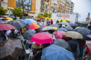 L'acte d'Òmnium va estar marcat per la pluja.