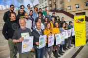 El gruix dels candidats de la CUP a les municipals, ahir a la plaça de la Pagesia.