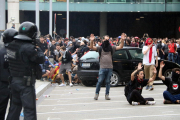 Imatge de manifestants i policia aquest 14 d'octubre de 2019 a l'aeroport del Prat.