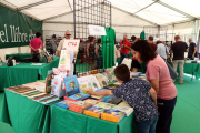 Compradors a la carpa de la Fira del llibre Ebrenc, ubicada a la plaça de Dalt de Móra d'Ebre.