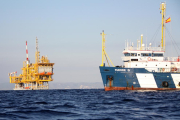 El barco de vigilancia en torno a la plataforma marina del proyecto Castor, en una imagen de archivo.