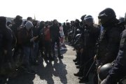 Els manifestants i els Mossos, cara a cara, davant l'accés a l'AP-7 a Tarragona.