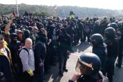 Imatge dels Mossos d'Esquadra davant dels manifestants.