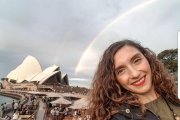 Maria Bellmàs, amb la Casa de l'Òpera de Sydney al fons.