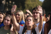 Primer pla d'una noia amb les mans aixecades durant la manifestació d'estudiants del 14 d'octubre.