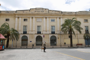 Una imatge de la façana de l'edifici, al carrer Sant Joan.