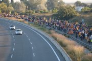 Pla obert de la Marxa per la Llibertat caminant per l'AP7 en sentit Barcelona a l'alçada de Vilafranca del Penedès.