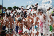 L'escuma ha ajudat als més petits a refrescar-se en un matí calorós.