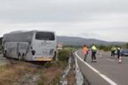 Imatge de l'accident entre un cotxe i un autobús a l'AP-7 a Amposta.