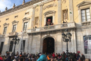 Imatge de l'home dels Nassos al balcó de l'Ajuntament de Tarragona