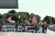 Un gran nombre de participants en la Marxa per la Llibertat caminen per l'autopista AP-7 en direcció al Vendrell, on van fer parada per dinar i recuperar forces abans de dirigir-se cap a Vilafranca.