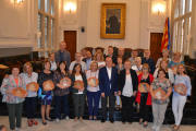 Los docentes jubilados con Carles Pellicer en el Ayuntamiento de Reus.