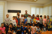 Los alumnos de la escuela de la Pineda en el Ayuntamiento.