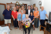 Fotografía de familia de los asistentes al homenaje a la centenaria, en el cual asistió el alcalde Joan Maria Sardà.