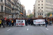 Pla obert d'una de les columnes de piquets informatius de la vaga general que ha sortit de plaça Universitat.