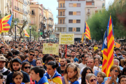 Pla mitjà de cartells reivindicatius i estelades a la plaça de la Font durant una concentració durant la jornada de vaga general el 18 d'octubre del 2019