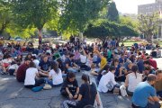 Imatge del grup de persones assegudes a la carretera de la Imperial.