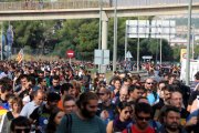 Pla obert de centenars de persones caminant per l'A-7 a Tarragona amb motiu de la jornada de vaga general del 18 d'octubre del 2019