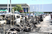 Les motos i els vehicles calcinats per l'incendi a l'aparcament de la T2 de l'Aeroport del Prat.