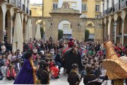 Imatge de la festa popular feta a les Peixateries Velles per serrar la darrera cama a la Vella Quaresma.