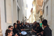 La banda del Sant Enterrament tocant a un carreró d'Híjar.