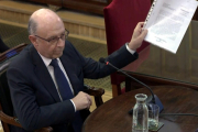 L'exministre d'Hisenda Cristóbal Montoro mostrant un informe econòmic davant del Suprem.