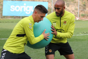 El jugador del filial Sergio Montero i José Kanté, entrenant.