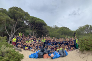 Fotografía de familia de los participantes en la recogida de basura en el Bosque de la Marquesa.