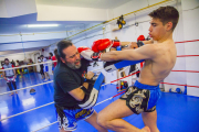 El jove Xavi González es prepara pel Mundial amb el seu entrenador, Albert Giménez, al gimnàs Kick Boxing Muaythai Tarragona.