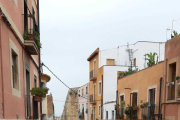 El trenet turístic ha fet tisora a l'alçada de la plaça de Sant Joan.