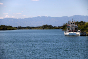 El riu Ebre a l'altura del nucli urbà de Deltebre.