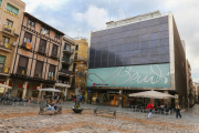 El restaurant del Gaudí Centre, ara inactiu, es localitza a la part superior de l'edifici.