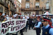 Imatge del cordó policial davant la parada de Vox.