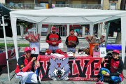 Membres del club, a la parada que van muntar a la Rambla.