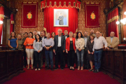 Fotografia de família dels regidors del mandat 2015/2019, feta ahir al saló de plens de l'Ajuntament, amb algunes absències.