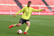 Ramiro Guerra, entrenant al Nou Estadi. El futbolista està negat amb les lesions i això és un problema tenint en compte la seva edat.