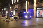 Tres furgonetes dels Mossos d'Esquadra durant els aldarulls a Barcelona