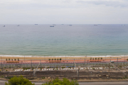 Diversos vaixells fondejats a la zona delimitada per Capitania Marítima, vistos des de terra.