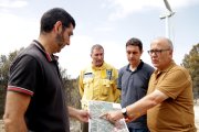 Enric Vadell, al centre, visitant la zona afectada per l'incendi amb tècnics del Departament d'Agricultura, el director territorial i el responsable de l'ADF.