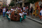 Imatge de la Cucafera Petita guiada per la canalla al carrer Sant Miquel.