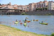 Imatge de l'arribada amb canoes a Tortosa dels participants de la dinovena edició de la Piraguada popular de la PDE.