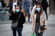 Dues dones amb mascarilles caminant per Barcelona